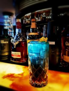 Cocktail im Glas mit Strohalm