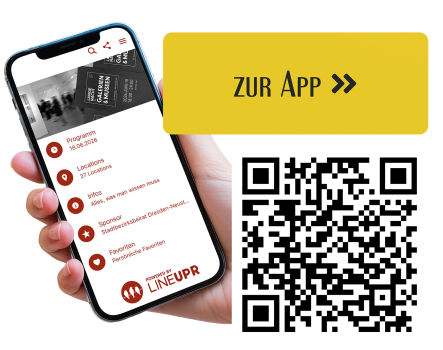Eine Hand welche ein Handy mit der App hält.
