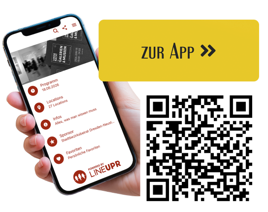 Eine Hand welche ein Handy mit der App hält.