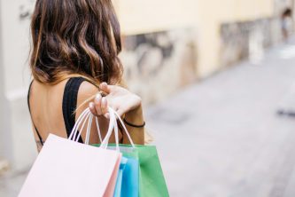 woman-3040029 Shopping